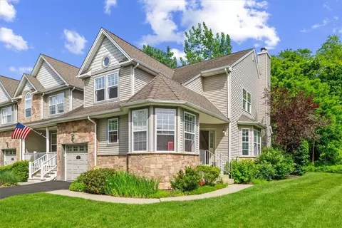 27 N River Dr, Fishkill, NY 12508