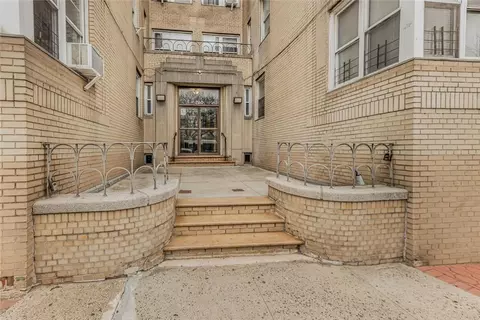 2160 Bronx Park E #3D, New York, NY 10462