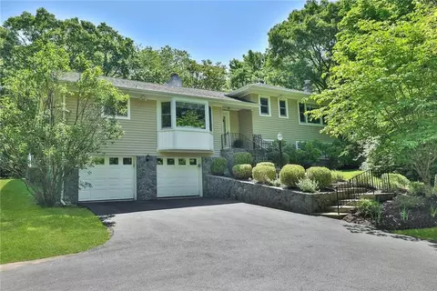 27 Hardscrabble Hill Rd, Mount Pleasant, NY 10514