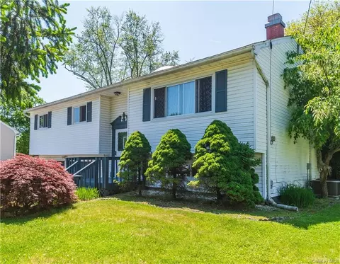 9 Martin Rd, Poughkeepsie, NY 12601