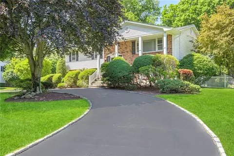 10 Christie Dr, Clarkstown, NY 10956