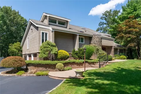 26 Brycewood Dr, Dix Hills, NY 11746