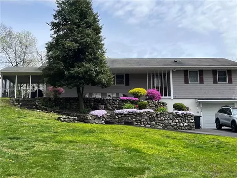 14 Lyndon Ln, New Windsor, NY 12553