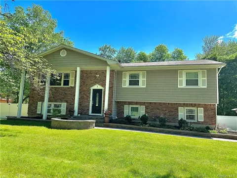 1 Croyden Ln, Clarkstown, NY 10956
