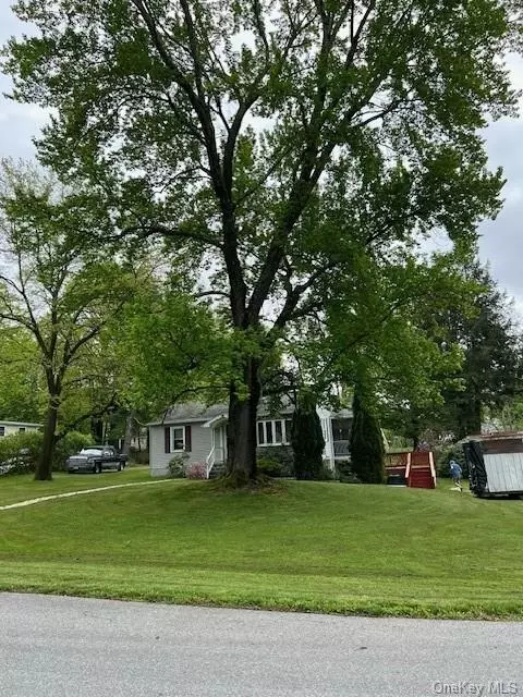 2 Dogwood Ln, Hyde Park, NY 12538