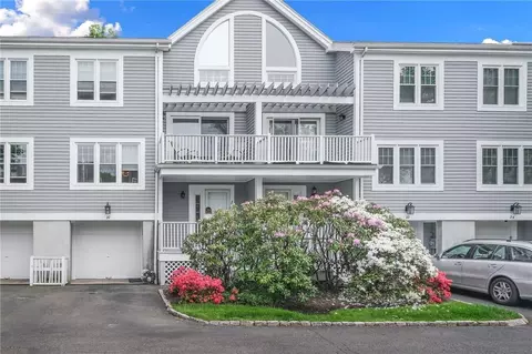 20 Brookridge Ct, Rye Brook, NY 10573