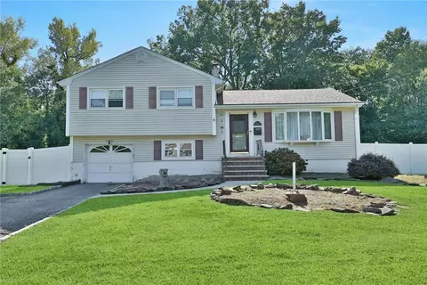 123 Pine Tree Ln, Orangetown, NY 10983