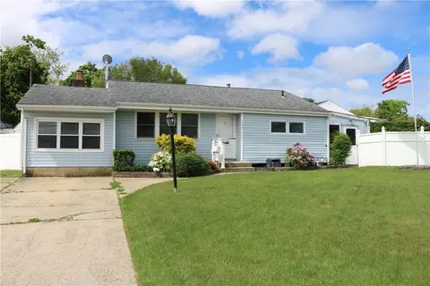 136 Claywood Dr, Brentwood, NY 11717
