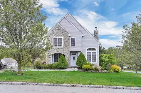 2 Tweed Ct, Woodbury Town, NY 10930