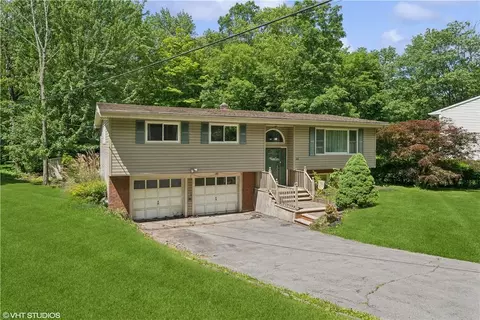 416 Round Lake Park Rd, Monroe, NY 10950