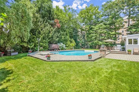 886 Port Dr, Mamaroneck, NY 10543