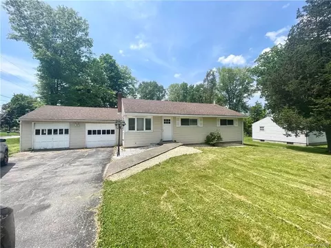 8 Wendover Dr, Poughkeepsie, NY 12601