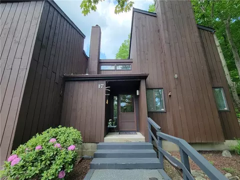17 Redwood Dr, Woodbury, NY 10930