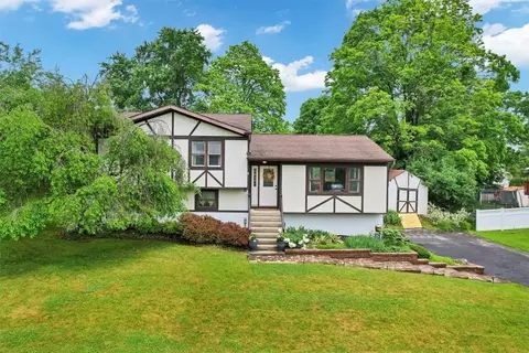 1 Belvoir Dr, Washingtonville, NY 10992