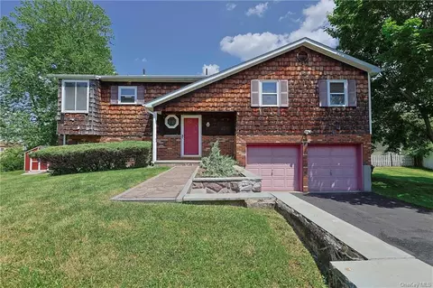 4 Potomac Ct, Washingtonville, NY 10992