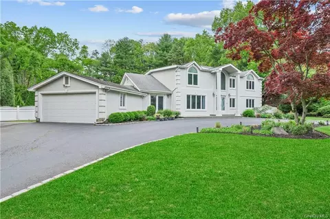 64 Beaumont Dr, Melville, NY 11747