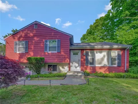 18 W Stevens Ave, Mount Pleasant, NY 10595