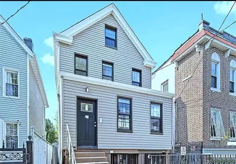 686 E 220th St, New York, NY 10467