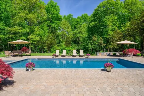 3 Sugar Maple Ln, New Fairfield, CT 06812