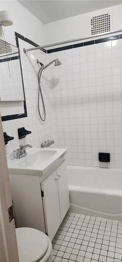 Bath - 767 Eastern Pkwy E #1B, Brooklyn, NY 11213 photo 1 of 1