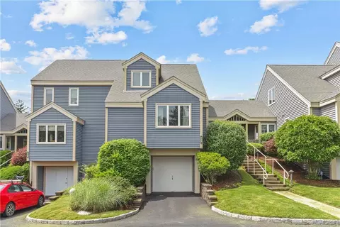 121 Fields Ln, Peekskill, NY 10566