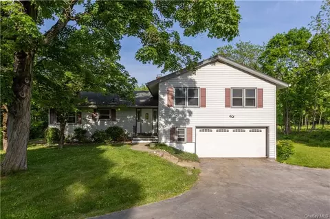 15 Mcintosh Dr, Poughkeepsie, NY 12603