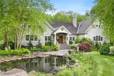 17 Lalli Dr, Katonah, NY 10536