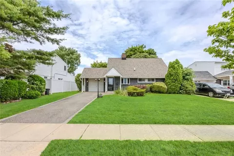 121 Abbey Ln, Levittown, NY 11756