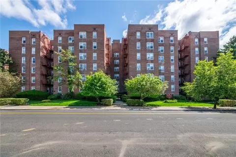 126 Church St #2L, New Rochelle, NY 10805
