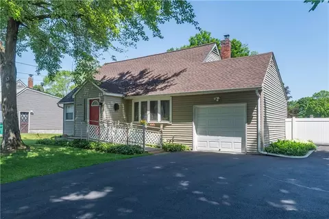 17 Essex Rd, Poughkeepsie, NY 12601