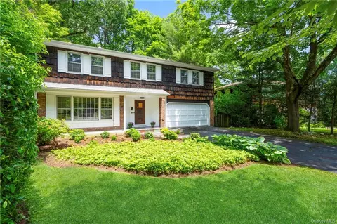 1 Sherwood Dr, Larchmont, NY 10538