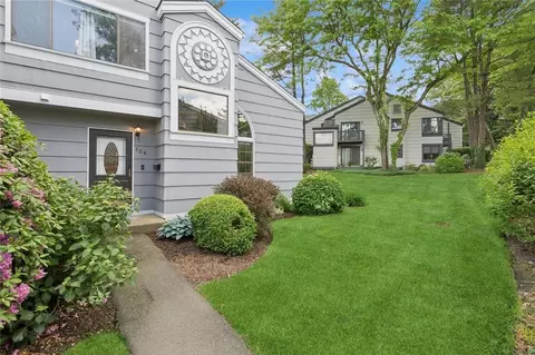 124 Branchwood Ln, Clarkstown, NY 10954