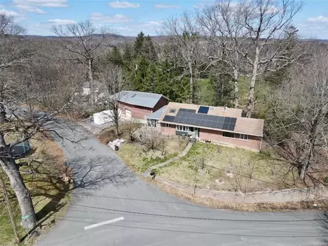 2 Oak Ridge Dr, New Windsor, NY 12553