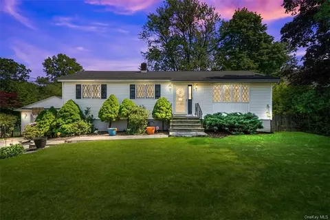 7 Maple Ln, Monroe, NY 10950