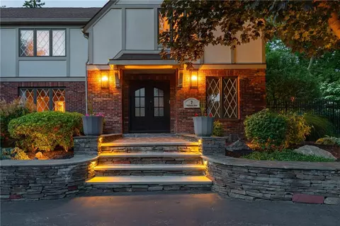 7 Whitehall Rd, Poughkeepsie, NY 12603
