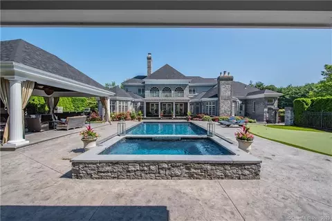 40 Winthrop Dr, Middlebury, CT 06762