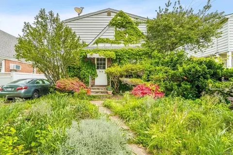 79-19 255th St, Floral Park, NY 11004