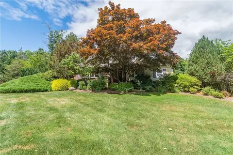 8 Westgate Blvd, Clarkstown, NY 10956