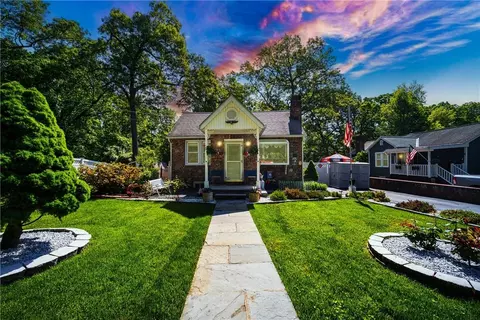 55 Hollowbrook Ln, Cortlandt, NY 10567