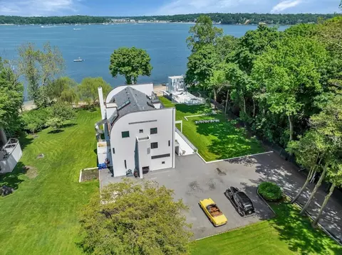 27 Astor Ln, North Hempstead, NY 11050