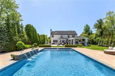 13 Timber Ridge Dr, Huntington, NY 11743