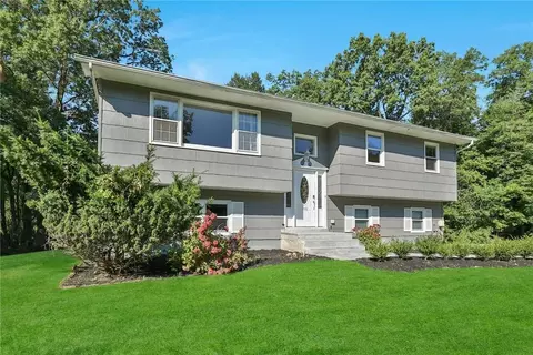 10 Emerald Ct, Clarkstown, NY 10956