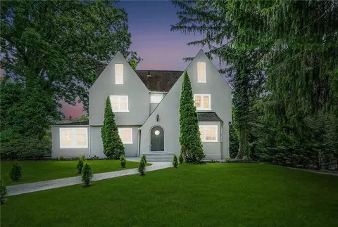 20 Coventry Ln, New Rochelle, NY 10805