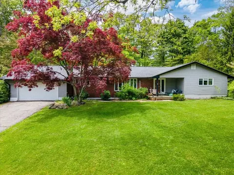 8 Jonathan Ln, Poughkeepsie, NY 12603