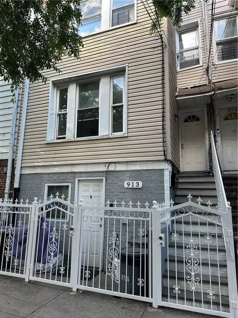 913 E 213 St, New York, NY 10469