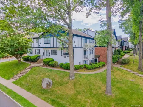 137 Parkside Dr, Ramapo, NY 10901