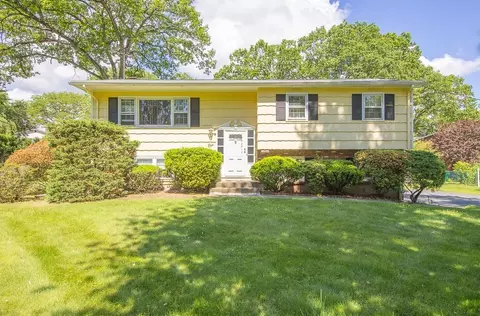 1 Brentwood Dr, Clarkstown, NY 10956