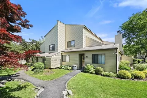 35 Sycamore Ct, Highland Mills, NY 10930