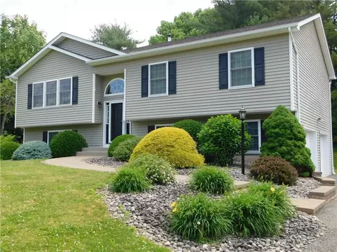4 English Ln, New Paltz, NY 12561