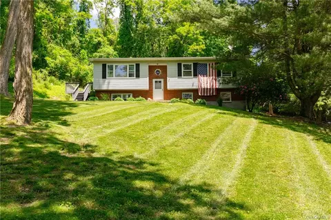 21 Sterling Ct, Beekman, NY 12570